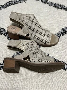 Girls Size 2 Wonder Nation Glittery Taupe Perforated Slingback Sandals